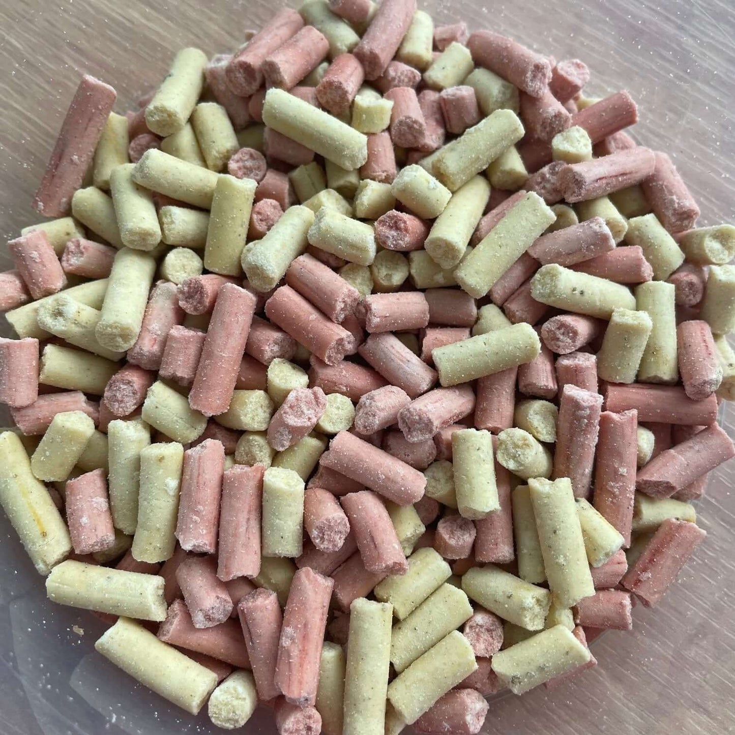 Red berry pellets and insect suet pellets mixed together for garden birds. Suitable for many types of garden birds