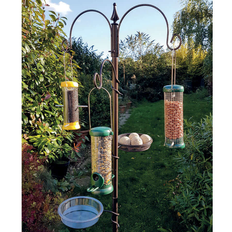 Tradditional style and decorative finish an easy-to-assemble, black feeding station with 3 feeding brackets, a mesh tray and water dish. Part of our help to fly range